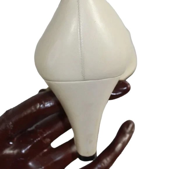 Salvatore Ferragamo Made in Italy Cream Classic Leather Pump, Size 10 (N… - Picture 8 of 9